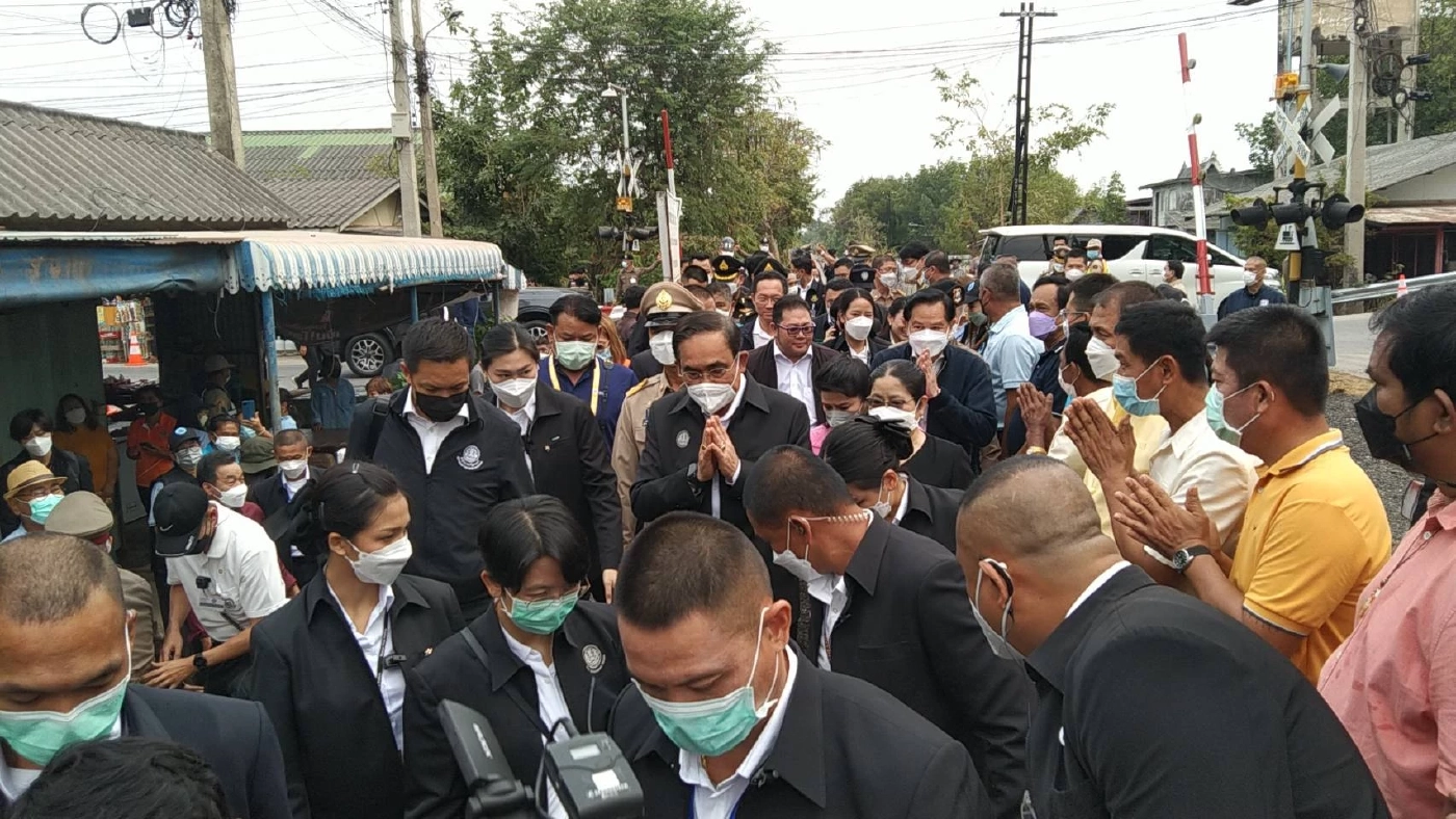 "นายกฯ" ถึง "สมุทรสงคราม" ชาวบ้านกรี๊ดสนั่น! ขอถ่ายภาพ บอกรักลุงตู่