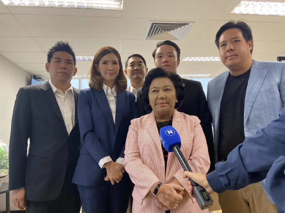 นางพวงเพ็ชร ชุนละเอียด ประธานคณะกรรมการประสานงานด้านการเมืองพื้นที่ กทม. พรรคเพื่อไทย 