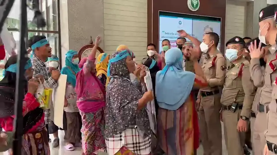 กลุ่มเพื่อน"หมอสุภัทร"ปะทะตำรวจ ขอพบปลัดสธ.แจงปมสั่งย้าย