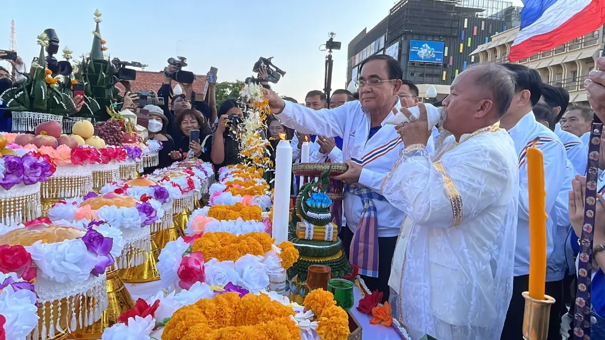 “บิ๊กตู่” ไหว้ย่าโมเอาชัย 2 วัยรุ่นหนุ่มบุกป่วน ตะโกน “8 ปียึดอำนาจอายไหม”