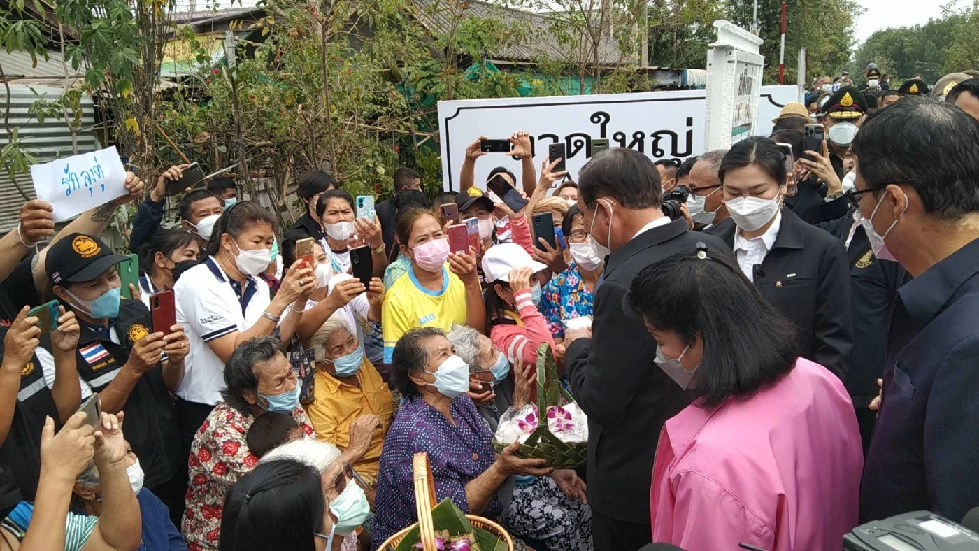 "นายกฯ" ถึง "สมุทรสงคราม" ชาวบ้านกรี๊ดสนั่น! ขอถ่ายภาพ บอกรักลุงตู่