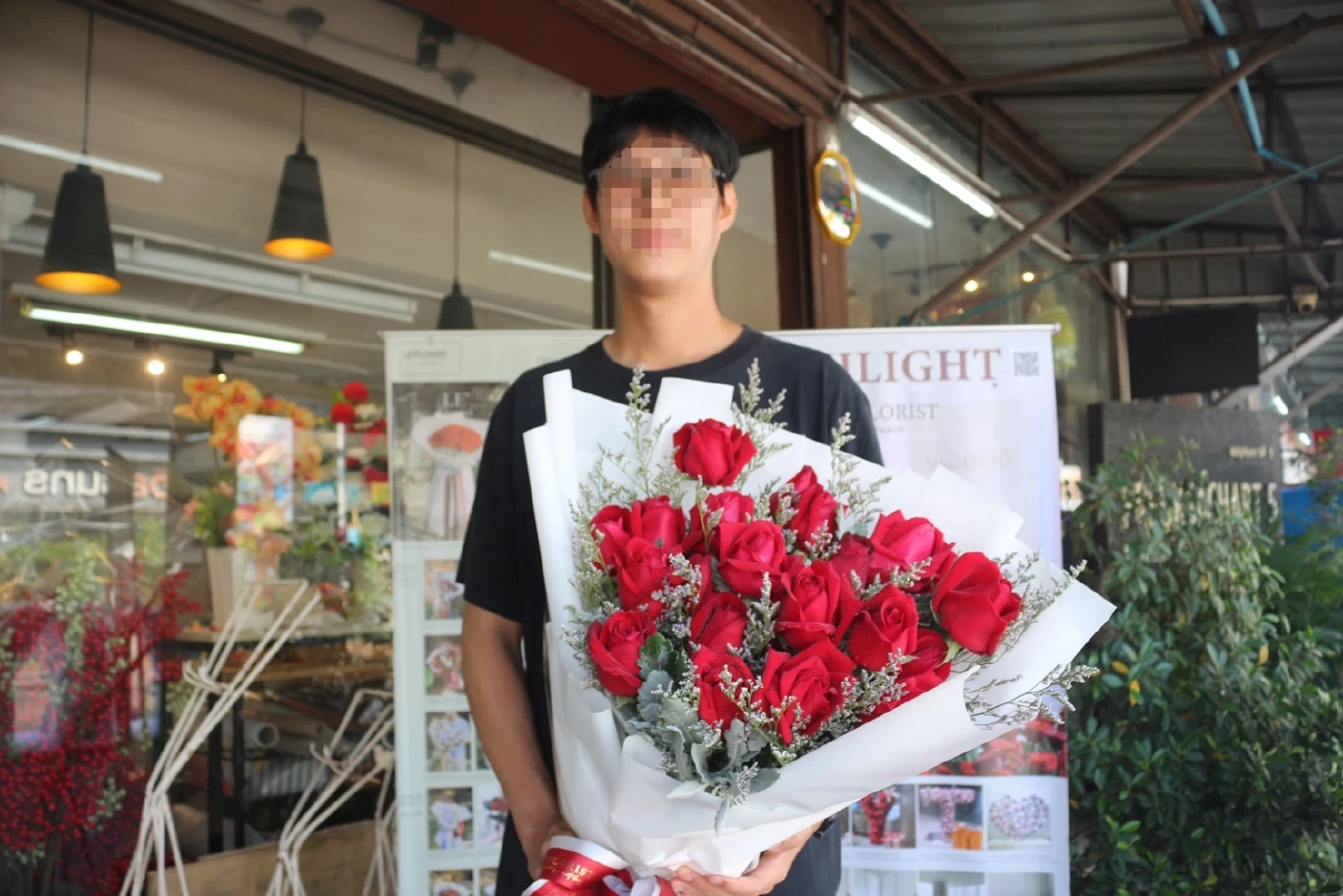 นายภัทรดิษ จิตรวรรณศิลป์ รองผู้จัดการร้านพฤกษชาติ 5 -เลอฟลอริสท์