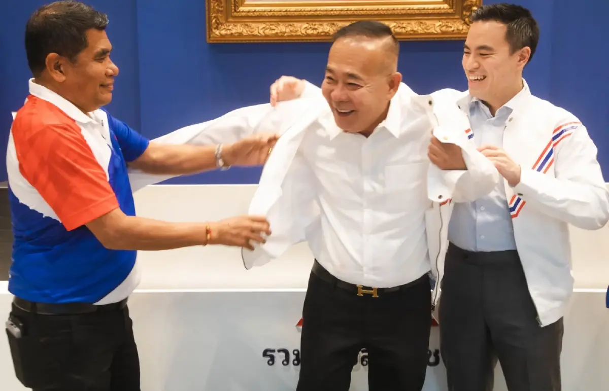 “สมหวัง อัสราษี” และ “เจ๋ง ดอกจิก” แกนนำนปช. ตบเท้าสมัครสมาชิกรวมไทยสร้างชาติ