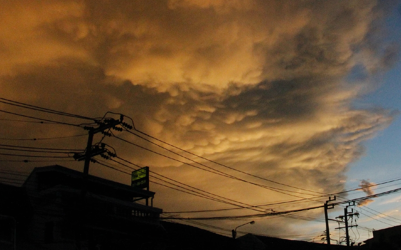 ประเทศไทย มีอากาศร้อนกับมีฟ้าหลัวในตอนกลางวัน