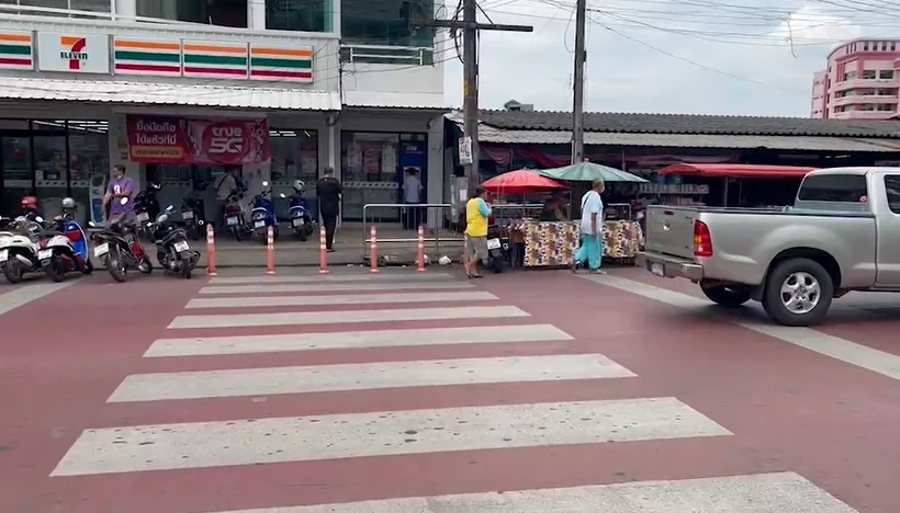 ไม่แผ่ว! แชร์สนั่นคลิปพระด่าหยาบพระอีกรูป ยืนทับรอยบิณฑบาต (มีคลิป)