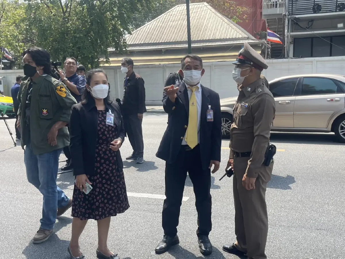 ป่วนรับวาเลนไทน์ "พระครู" ปีนต้นไม้ จี้ "นายกฯ" อนุมัติงบ 1 หมื่นล้าน