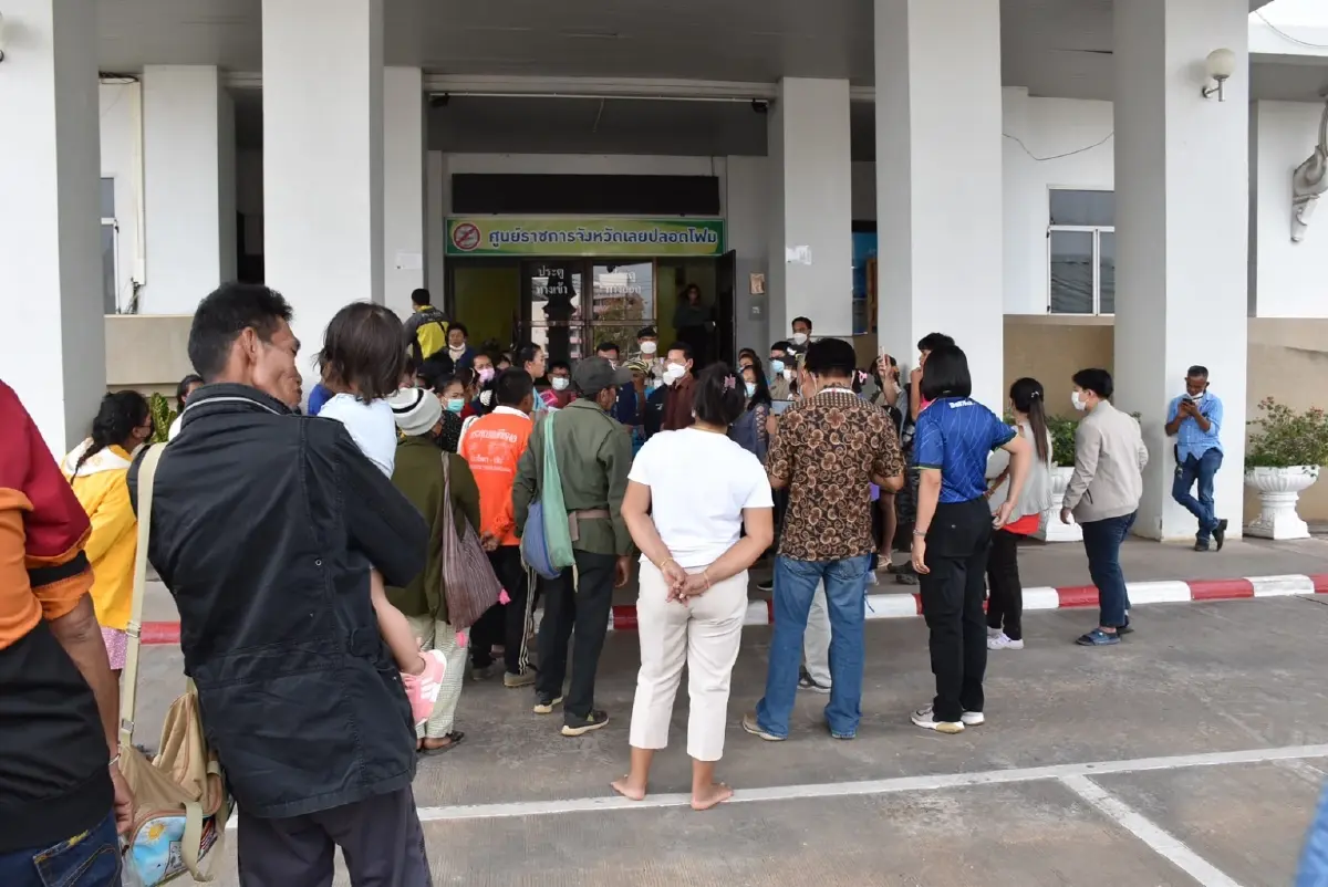 ชาวบ้านเต็มศาลากลาง รอลุ้นประกัน 15 ผู้ต้องหา คดีรุมโทรมสาว 14