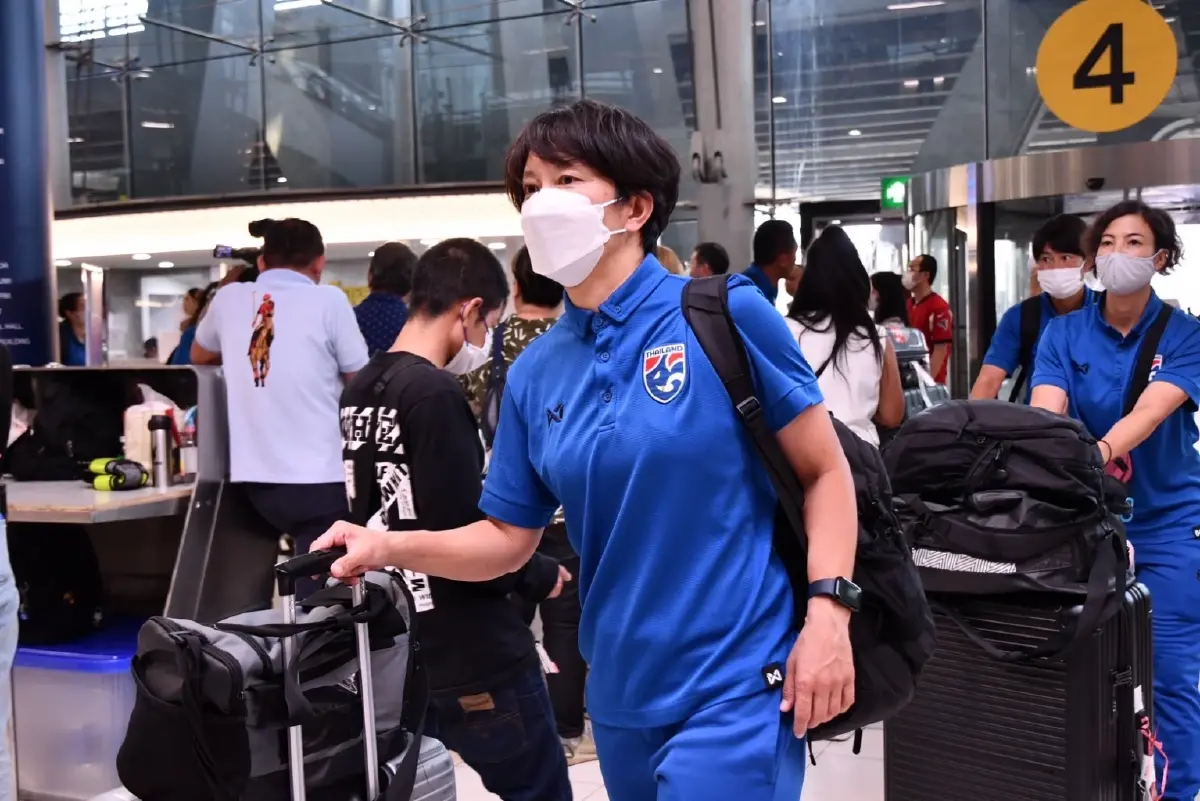 "ชบาแก้ว" กลับถึงไทยหลังชวดตั๋วบอลโลก "มิโยะ" ย้ำขอรับผิดชอบผลงาน