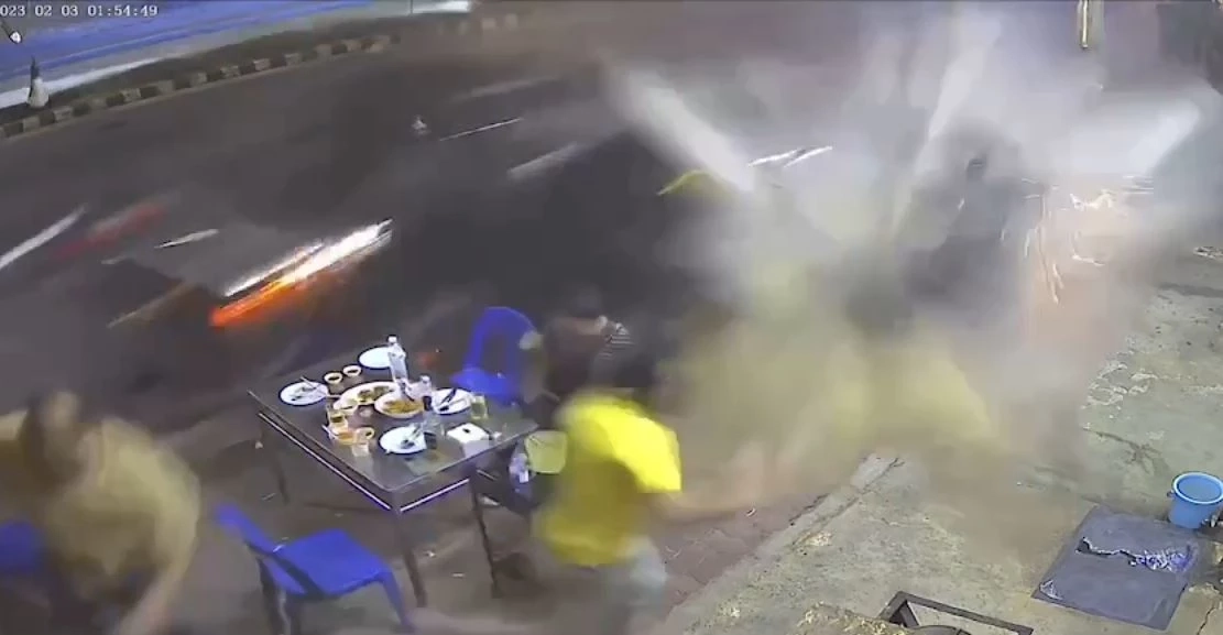 เร็วแรงทะลุร้านข้าวต้ม กระบะพุ่งชนยับ ลูกค้าโดดหนี รอดหวุดหวิด