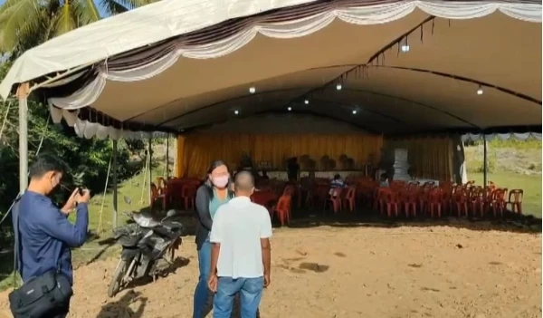 ภาพบ้านที่เกิดเหตุอยู่ระหว่างการจัดพิธีศพ