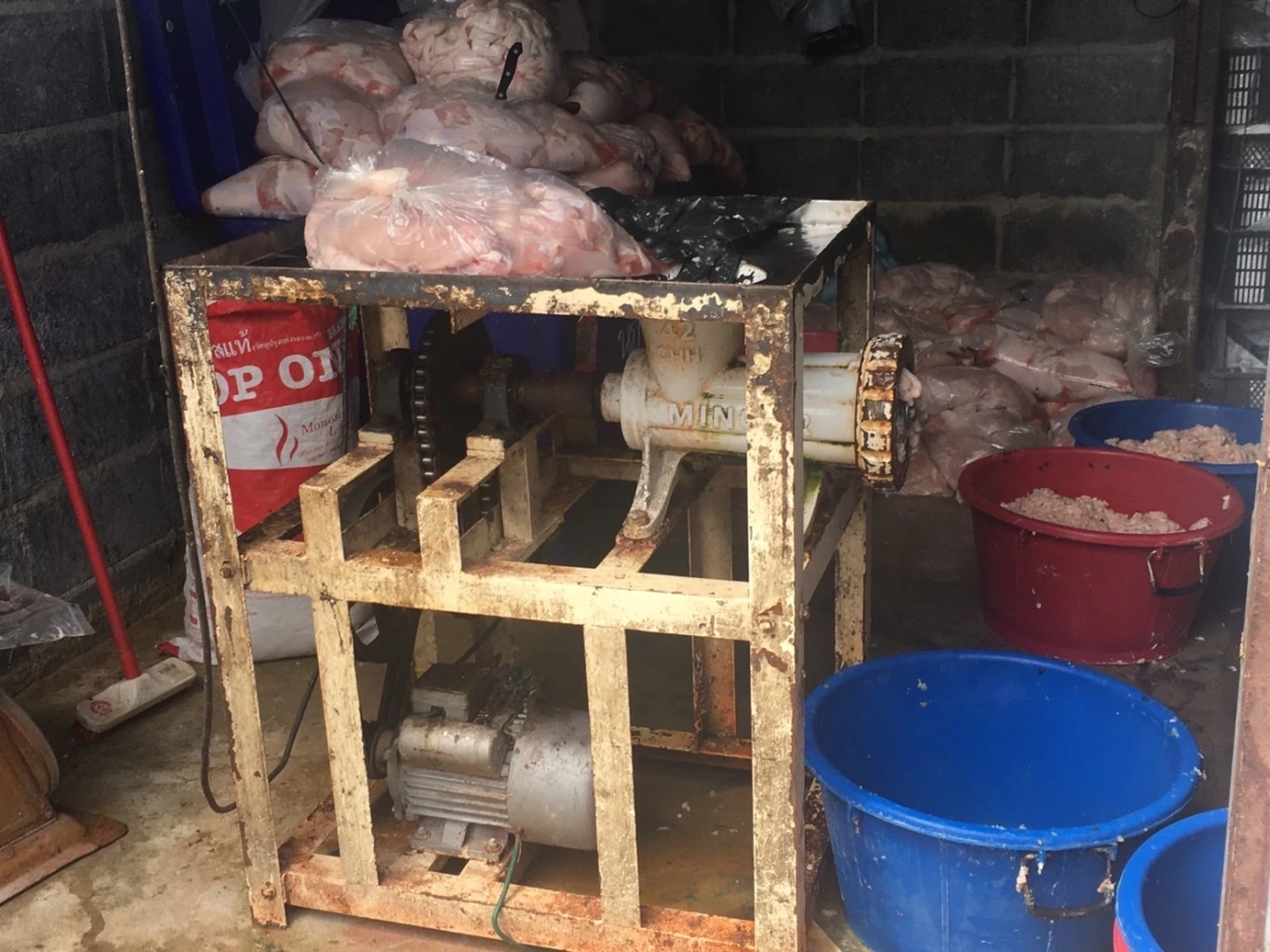 ปคบ. บุกทลายโรงงานลูกชิ้นเถื่อน ผสมสารบอแรกซ์ ส่งขายทั่วกรุง