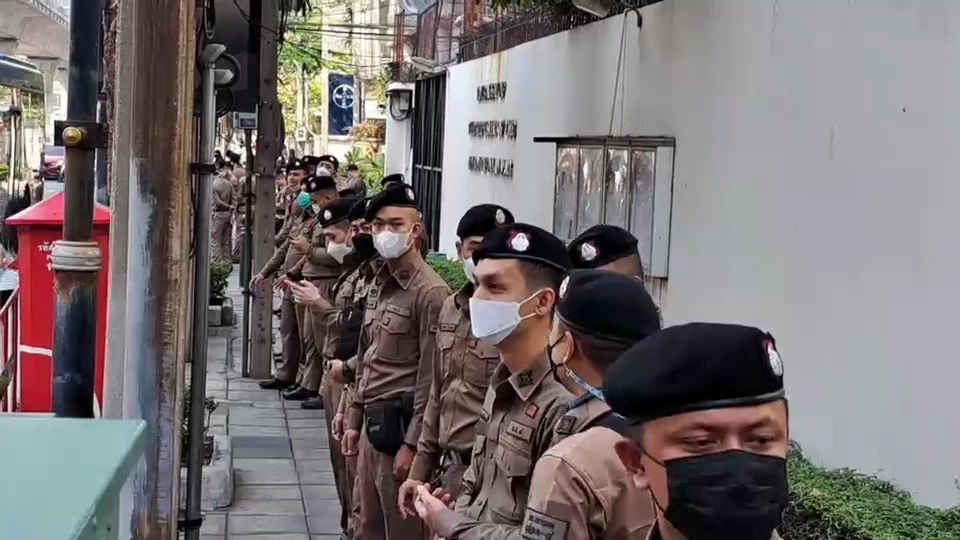 ชาวเมียนมาในไทย ชุมนุมหน้าสถานทูต ครบรอบ 2 ปีรัฐประหารเมียนมา