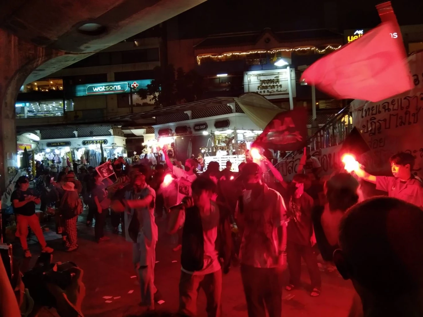 มากันพรึ่บ! แนวร่วมต้าน "บิ๊กตู่" โผล่แจมยืนหยุดขัง จี้ปล่อย "ตะวัน - แบม"