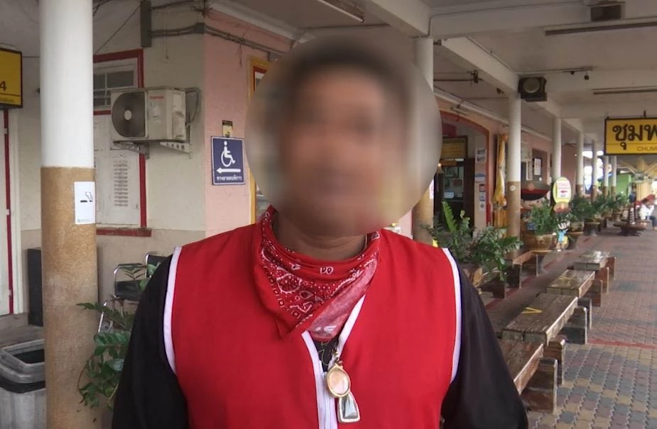 มาเฟียคุมพื้นที่ขายของ รุมยำแม่ค้าท้องอ่อน-สามี กลางสถานีรถไฟชุมพร (คลิป)