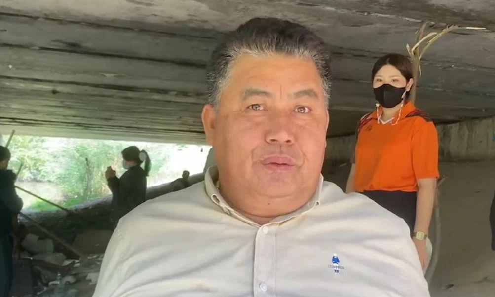 เร่งช่วยเหลือ! หนุ่มถูกภรรยาบอกเลิก ต้องพาลูก 5 คน อาศัยนอนใต้สะพานข้ามคลอง