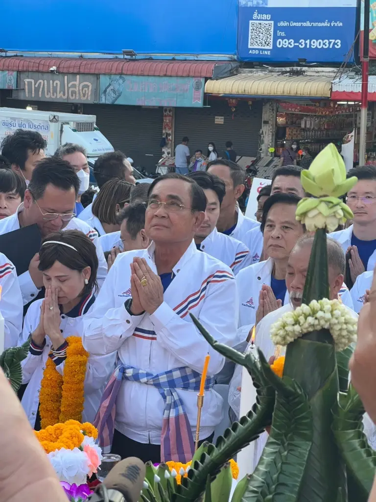“บิ๊กตู่” ไหว้ย่าโมเอาชัย 2 วัยรุ่นหนุ่มบุกป่วน ตะโกน “8 ปียึดอำนาจอายไหม”