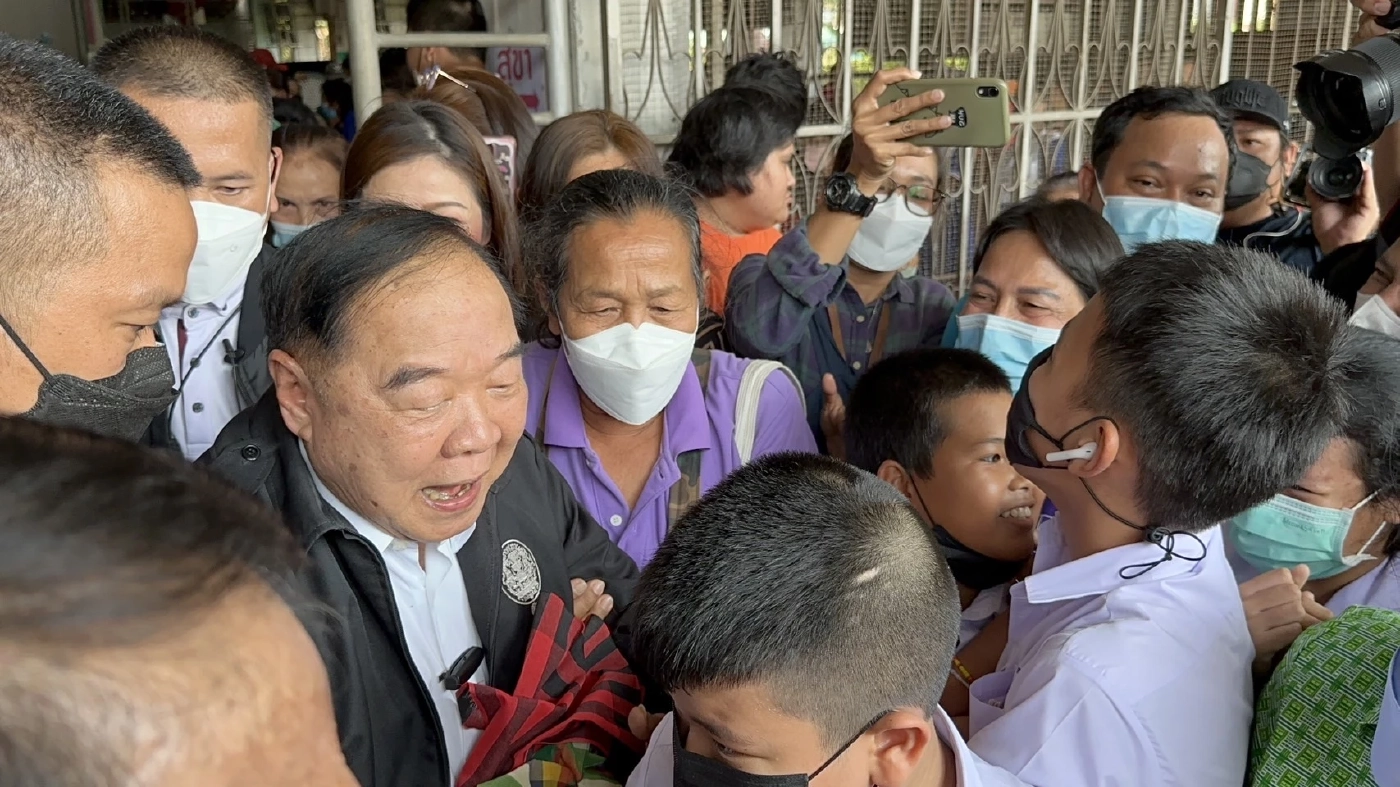 ชาวปทุมธานีแห่ต้อนรับ "พล.อ.ประวิตร" พร้อมให้กำลังใจ "ลุงป้อมสู้ๆ"