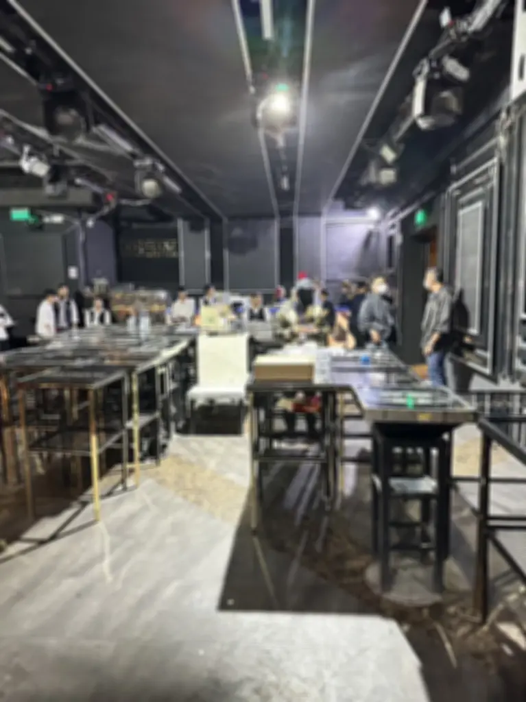 ตำรวจบุกจับผับย่านหัวหมาก เจอฉี่ม่วง 26 ราย ยาเสพติดเกลื่อนพื้น