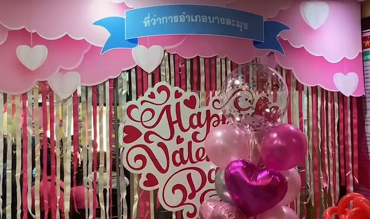 คู่รักชาวไทย-ต่างชาติ แห่จดทะเบียนสมรส รับวันวาเลนไทน์