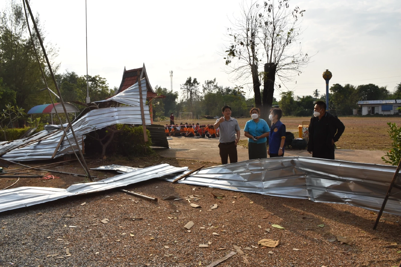 ระทึก!! พายุถล่มโรงเรียน ครู นักเรียนหนีตายอลหม่าน รุนแรงรอบ 100 ปี