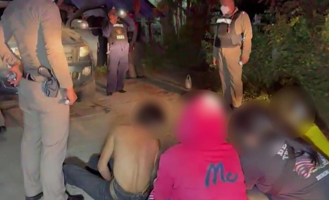 จับครบ 12 คน แก๊งวัยรุ่นปาระเบิดใส่รถกู้ภัย โดนให้ขอโทษ-กราบรถ (มีคลิป)