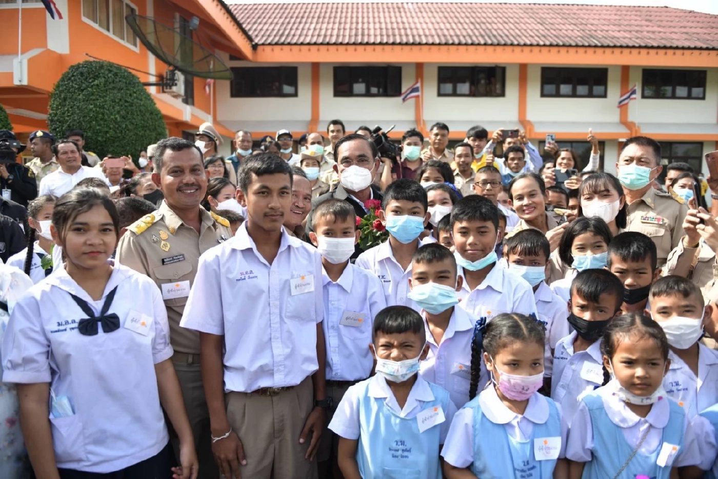 "นายกฯ" ปัดตอบยุบสภาฯ ระบุ วันนี้นำความเจริญมาให้ชาวนครฯ พร้อมขอพรพระ