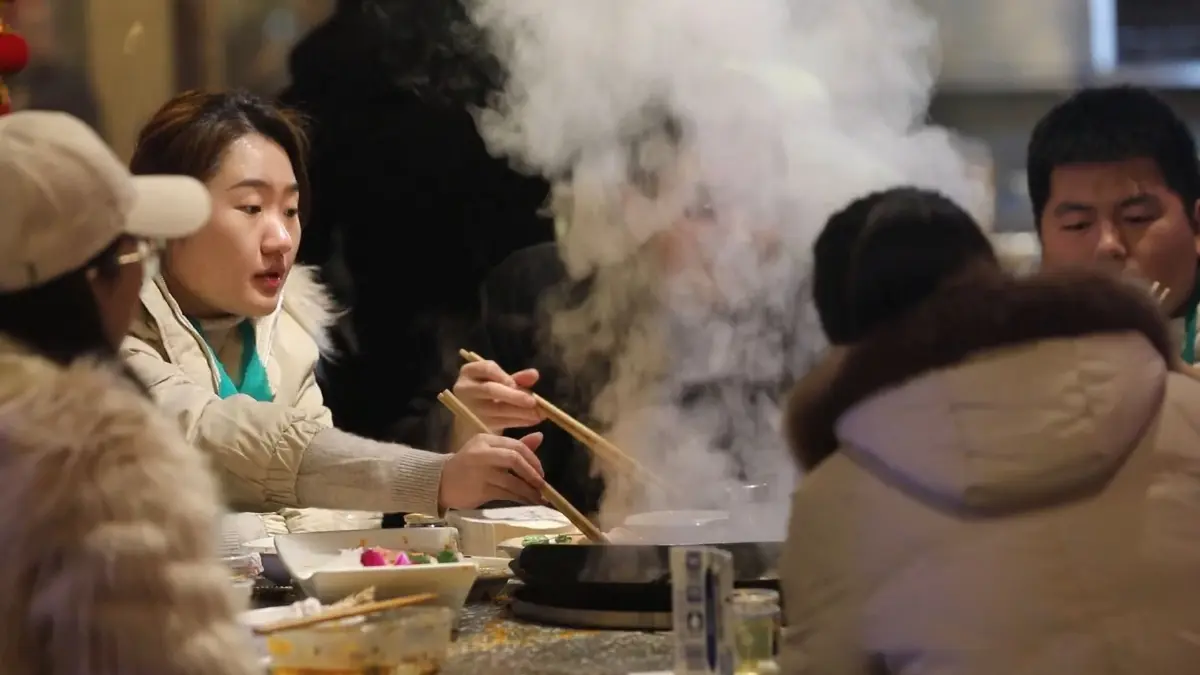ยุคเฟื่องฟู "หม้อไฟ" ร้านอาหารมาแรงในจีน (คลิป)