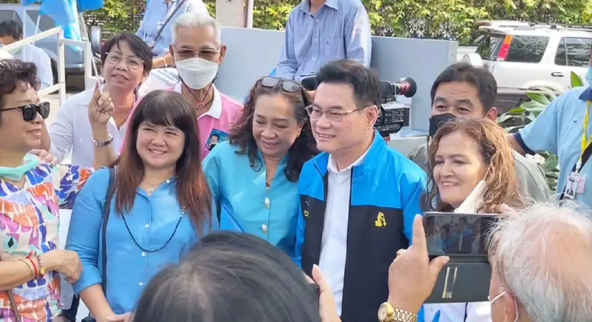 กองเชียร์พรรคประชาธิปัตย์ ให้กำลังใจ หัวหน้าพรรค