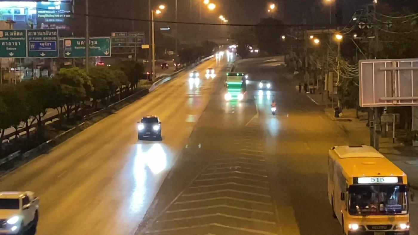 ตำรวจเร่งล่ารถกระบะรัวยิงคู่กรณี หลังขับรถปาดกันไปมาหลายกิโลเมตร