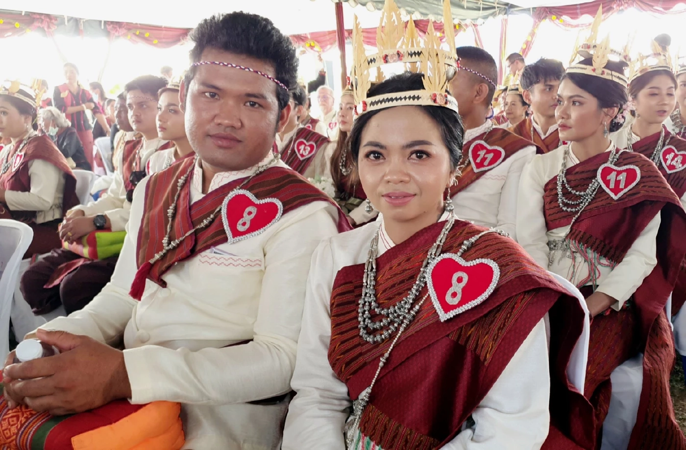 ที่เดียวในโลก สุรินทร์จัดวิวาห์วันวาเลนไทน์ 30 คู่รักจดทะเบียนบนหลังช้าง