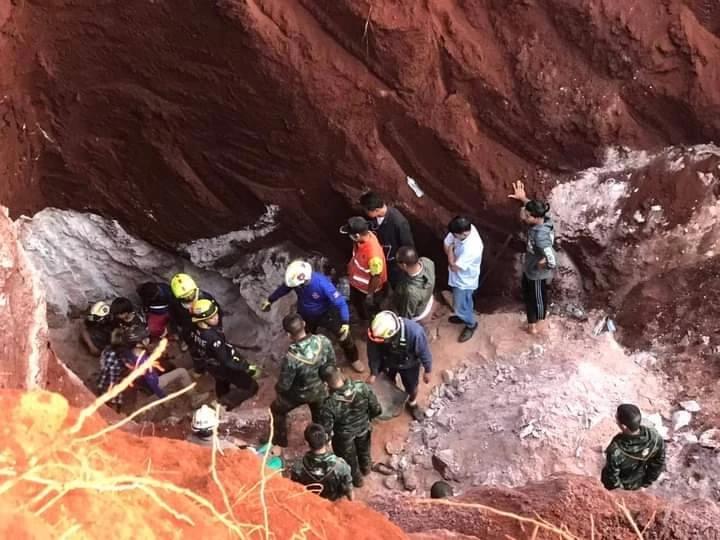 ลุ้นระทึก ระดมกำลังแบคโฮขุดทั้งคืน ช่วยเด็กตกท่อ เหลืออีก 1-2 ม.เข้าถึงตัว