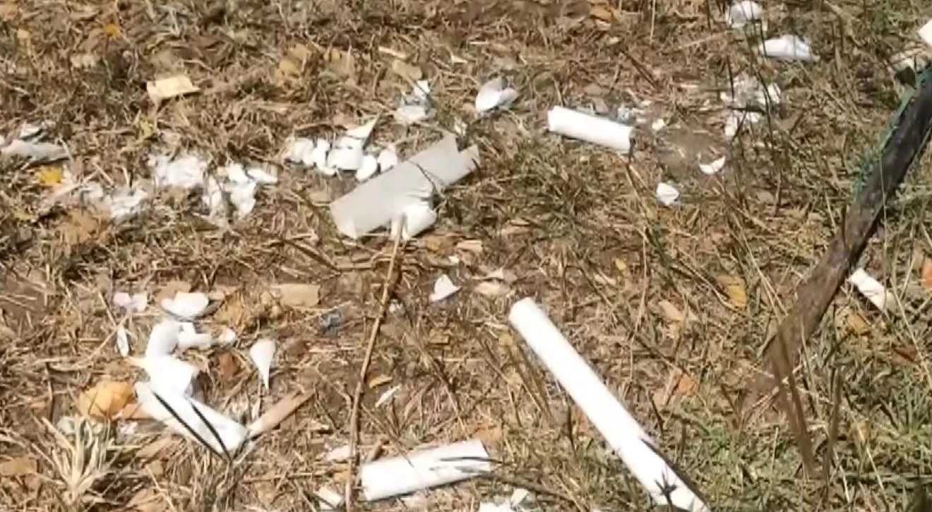 หนีตายวุ่น! แก๊งโจ๋กว่า 30 บุกปาระเบิด ยิงปืน ขว้างดาบ ป่วนงานศพ