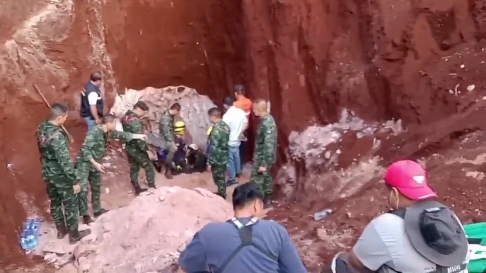 ลุ้นระทึก ระดมกำลังแบคโฮขุดทั้งคืน ช่วยเด็กตกท่อ เหลืออีก 1-2 ม.เข้าถึงตัว