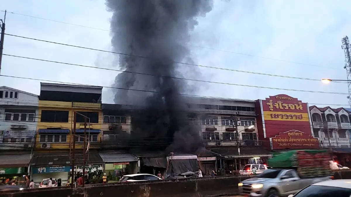 "ไฟไหม้" อาคารพาณิชย์ ใกล้ตลาดระแหง จ.ปทุมธานี เกิดเสียงระเบิดดังสนั่น