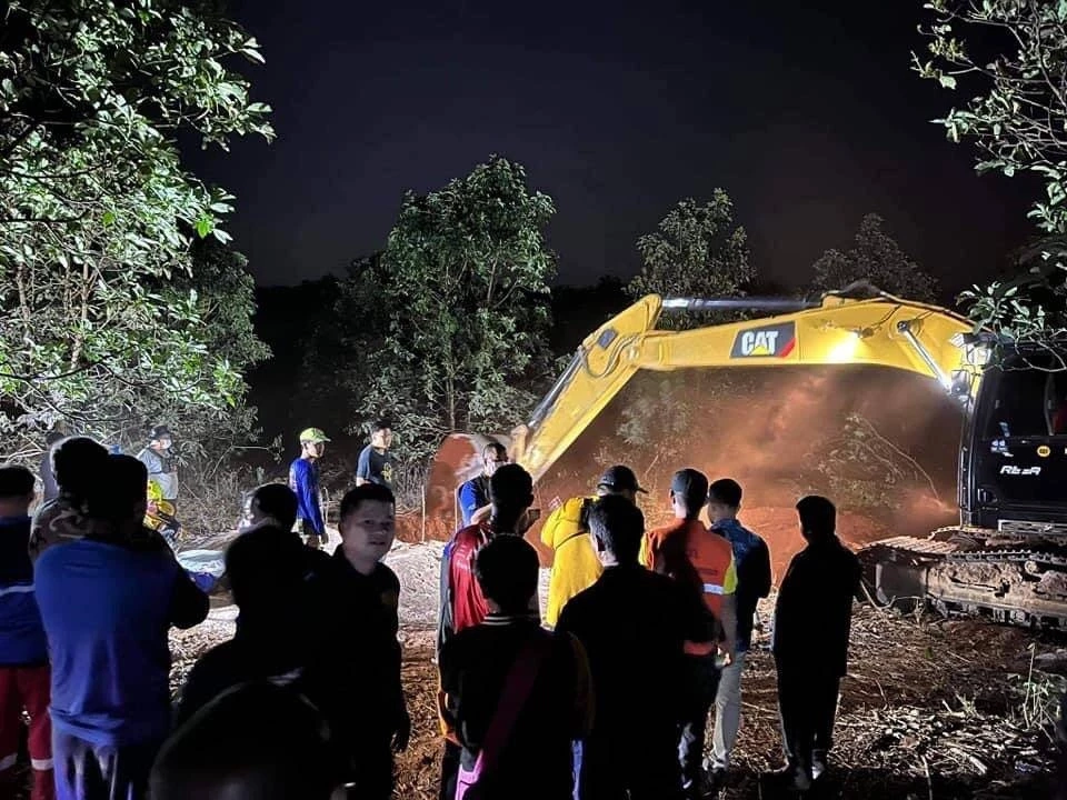 ลุ้นระทึก ระดมกำลังแบคโฮขุดทั้งคืน ช่วยเด็กตกท่อ เหลืออีก 1-2 ม.เข้าถึงตัว