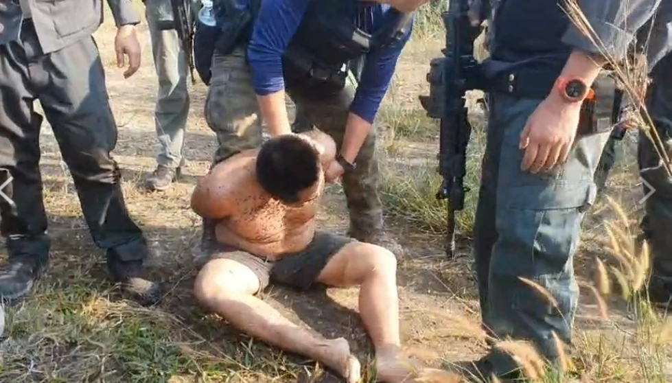 ด่วน! จับแล้วมือยิงตำรวจเสียชีวิต ขณะเข้าตรวจค้นปืน แอบซ่อนใต้ต้นดอกหญ้า