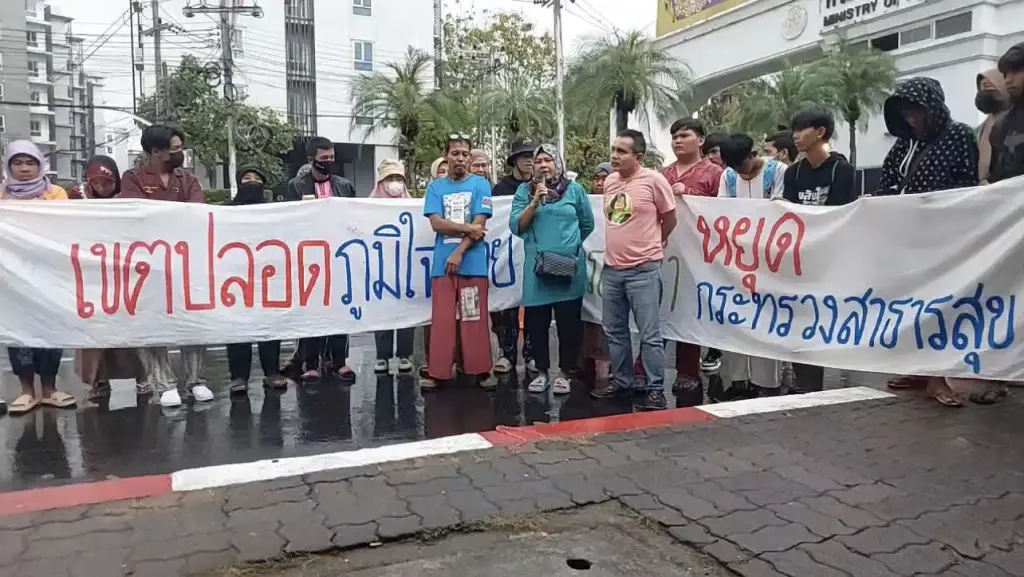 กลุ่มเพื่อนหมอสุภัทร เดินหน้ารัฐสภา มอบหนังสือ ชวน-นายกฯ