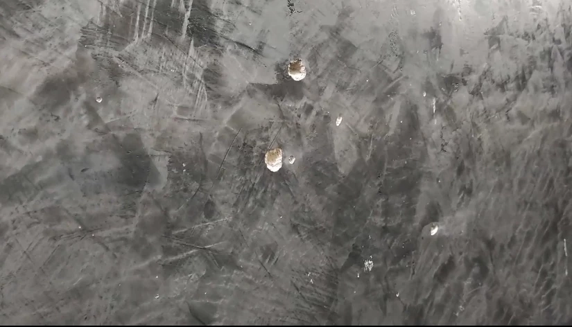 สุดอุกอาจ! คนร้ายควง M16 ยิงถล่มบ้านชาวบ้านจนพรุนกลางดึก (มีคลิป)