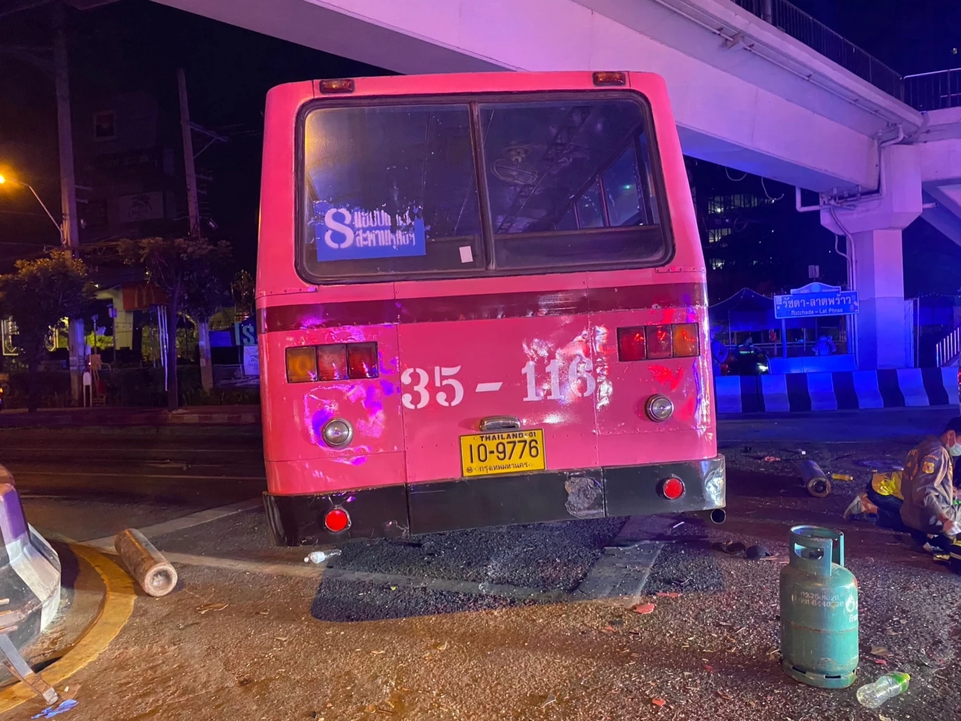 รถเมล์สาย 8 ชนรถบรรทุกคนงาน สนั่นกลางสี่แยกรัชดา บาดเจ็บนับสิบ สาหัส 4