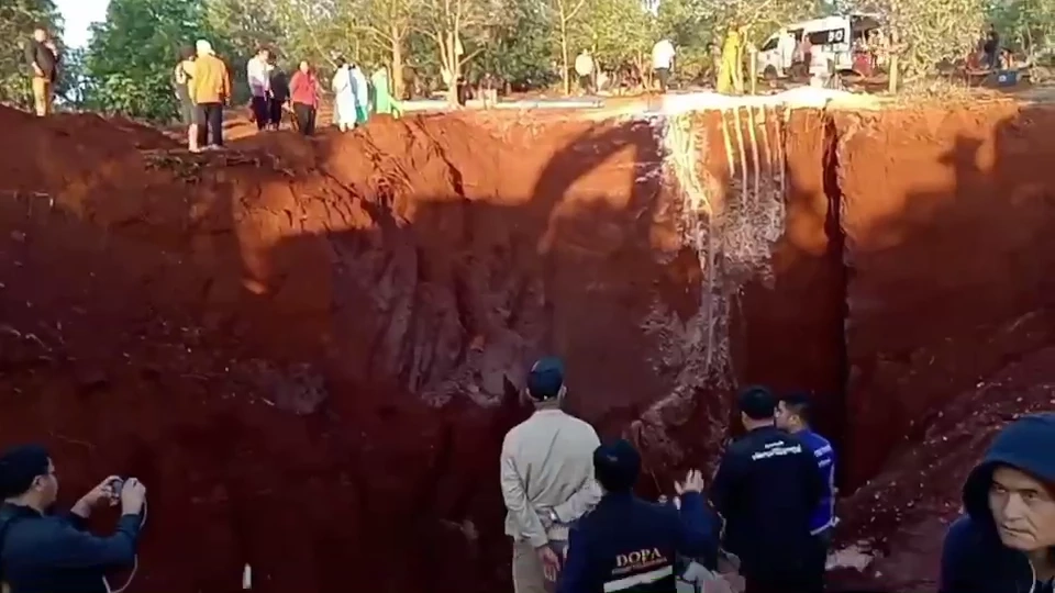 ลุ้นระทึก ระดมกำลังแบคโฮขุดทั้งคืน ช่วยเด็กตกท่อ เหลืออีก 1-2 ม.เข้าถึงตัว