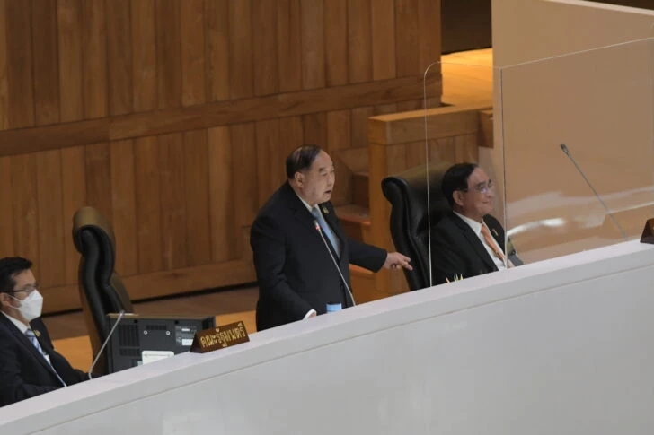 แฟ้มภาพ เมื่อวันที่ 20 ก.ค.65 การอภิปรายไม่ไว้วางใจรมต. พล.อ.ประวิตรชี้นิ้วไปที่พล.อ.ประยุทธ์ เป็นผู้ทำรัฐประหารเพียงผู้เดียว