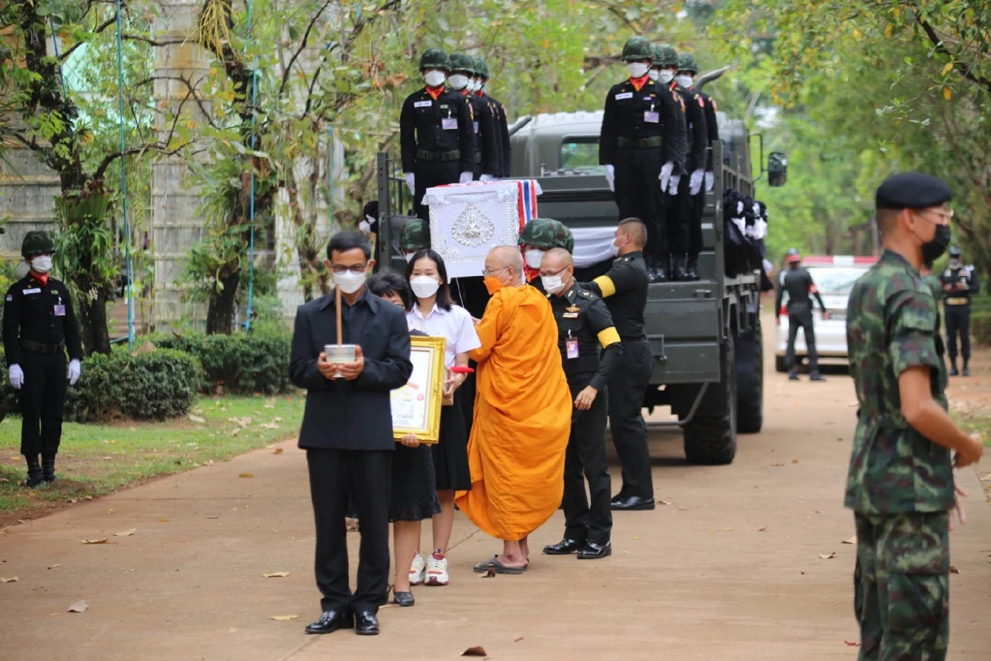 "กองทัพบก" เคลื่อนย้ายร่าง "นายร้อย" รถถังพลิกคว่ำ ประกอบพิธีทางศาสนา