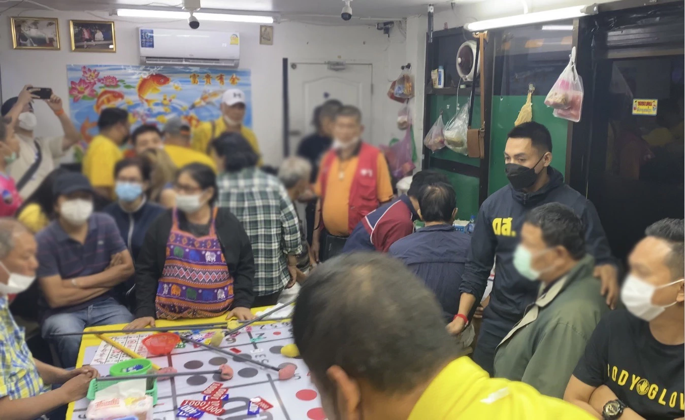 คุม 45 นักพนันไฮโล บ่อนตลาดพญาไม้ ส่งศาลธนบุรี หลังถูกจับกุมกลางดึก