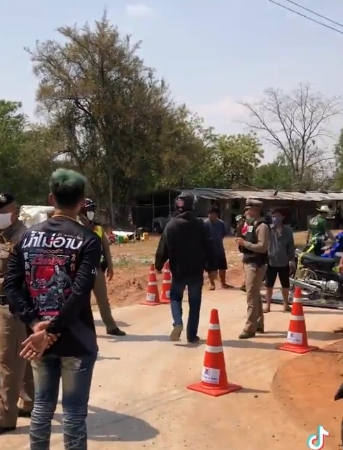 ภาพการโต้เถียงระหว่าง "แก๊งน้ำไม่อาบ" กับตำรวจจอหอ