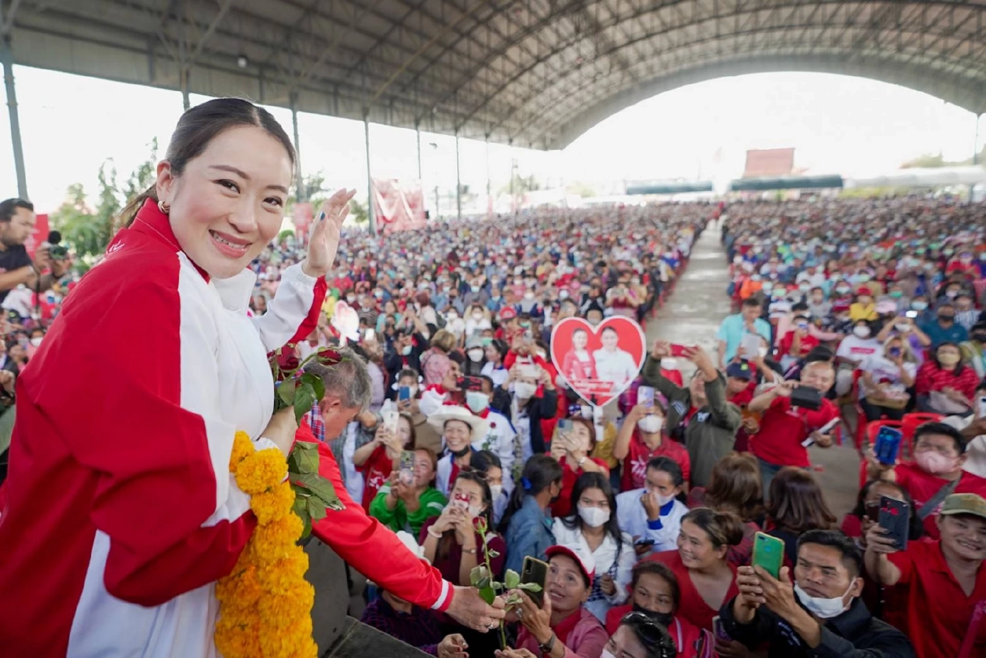 น.ส.แพทองธาร ชินวัตร หัวหน้าครอบครัวเพื่อไทย