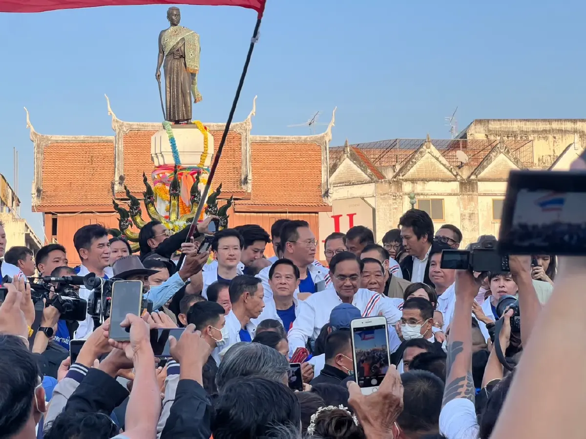 “บิ๊กตู่” ไหว้ย่าโมเอาชัย 2 วัยรุ่นหนุ่มบุกป่วน ตะโกน “8 ปียึดอำนาจอายไหม”