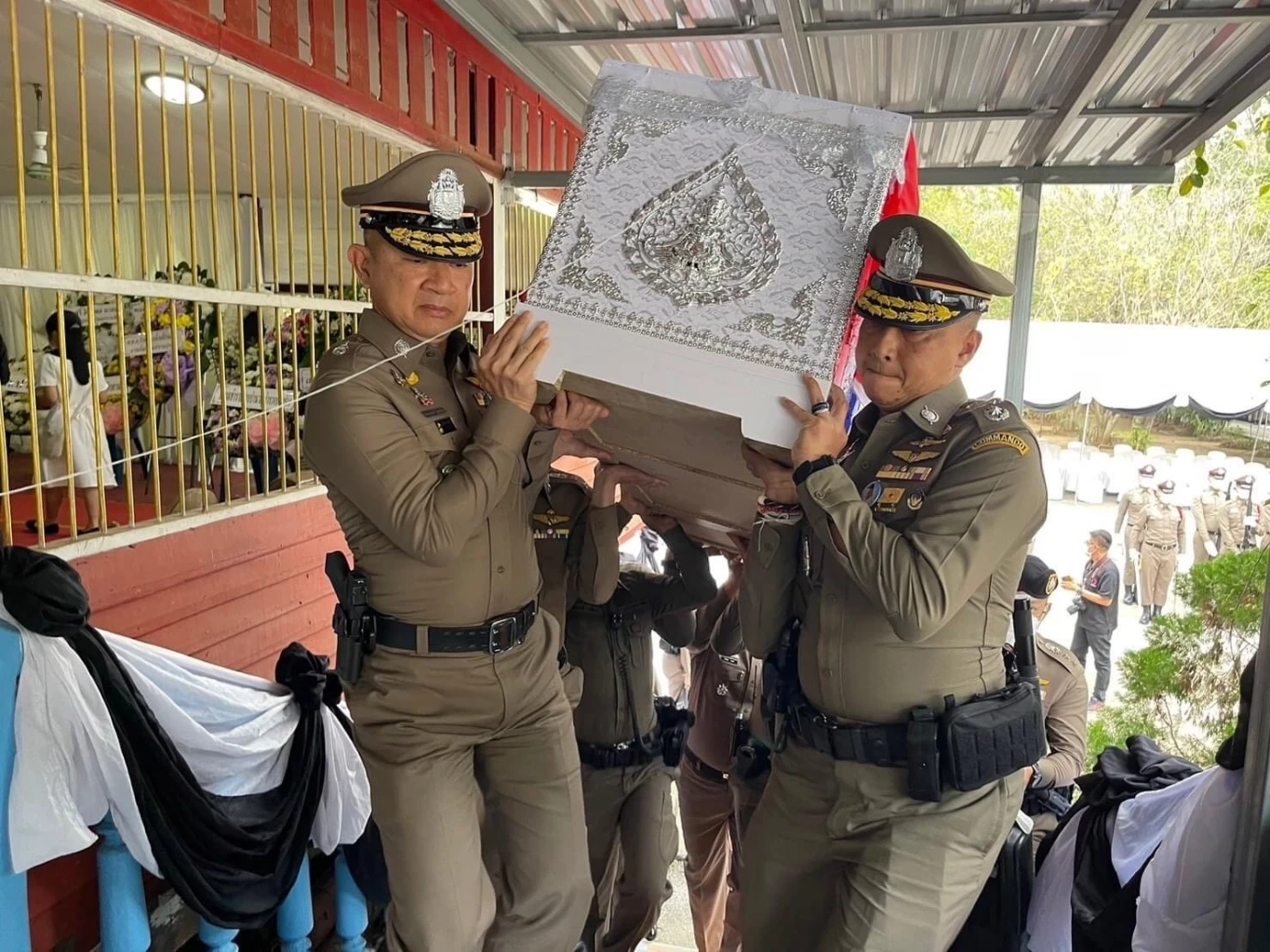 พิธีรดน้ำศพ สายตรวจปากช่อง รอง ผบ.ตร. ชื่นชมจิตวิญญาณ ร่วมแบกโลงบรรจุร่าง