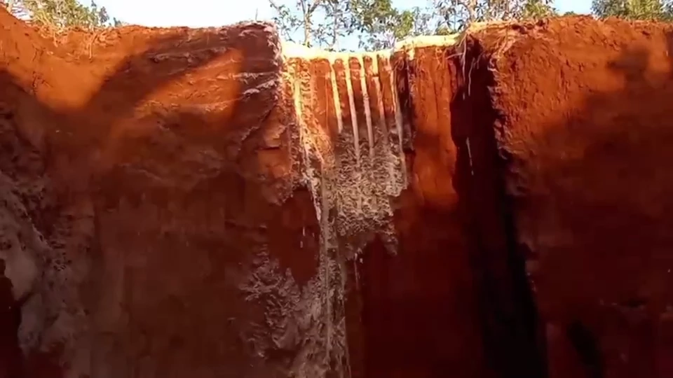 ลุ้นระทึก ระดมกำลังแบคโฮขุดทั้งคืน ช่วยเด็กตกท่อ เหลืออีก 1-2 ม.เข้าถึงตัว