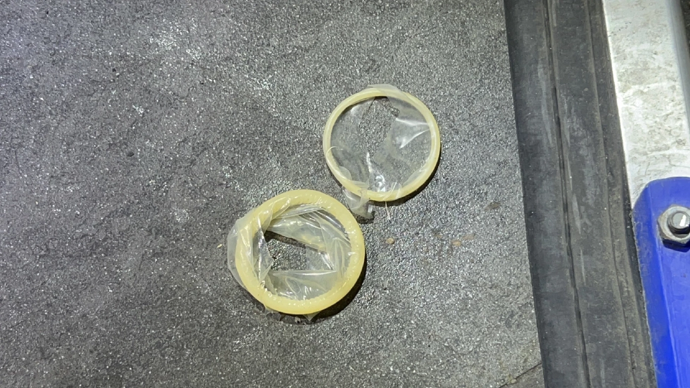 ตำรวจขนลุก ทลาย "บาร์โฮส" เต้นจ้ำบะชาย พบถุงยาง-ยาเสพติด เกลื่อนพื้น