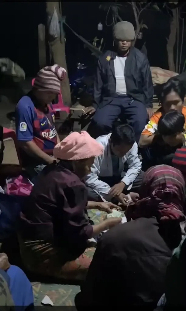ชาวบ้านสุดทนบุกศาลากลางร้องผู้ว่าฯ เอาผิด ผญบ. เรียกเงินบ่อนไฮโล (มีคลิป)